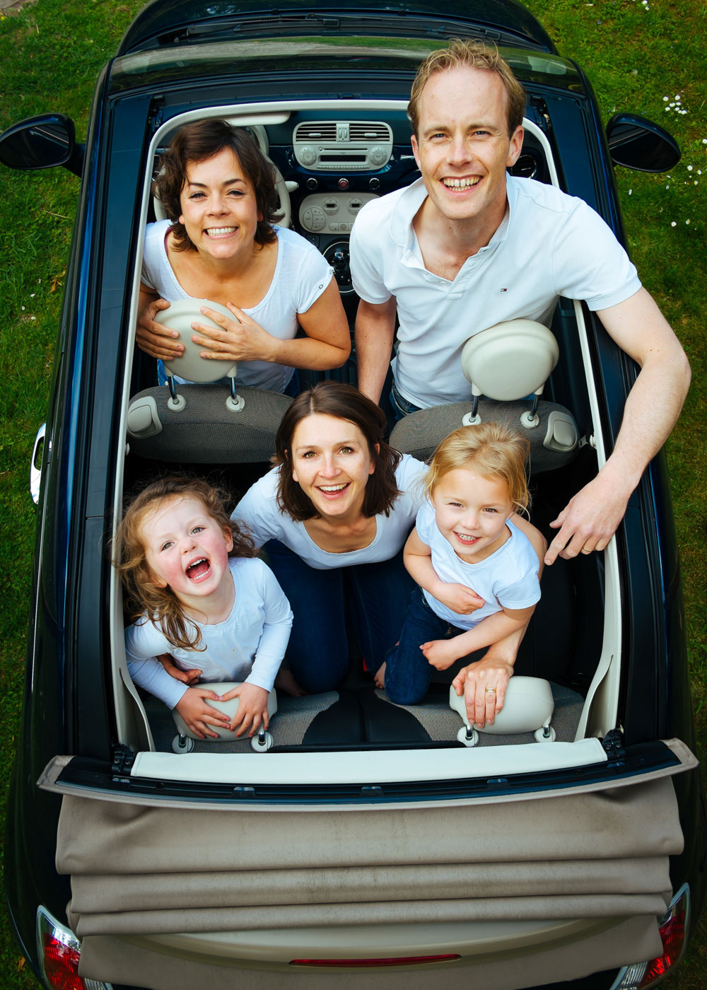 famille nombreuse Grande famille joyeuse en voiture