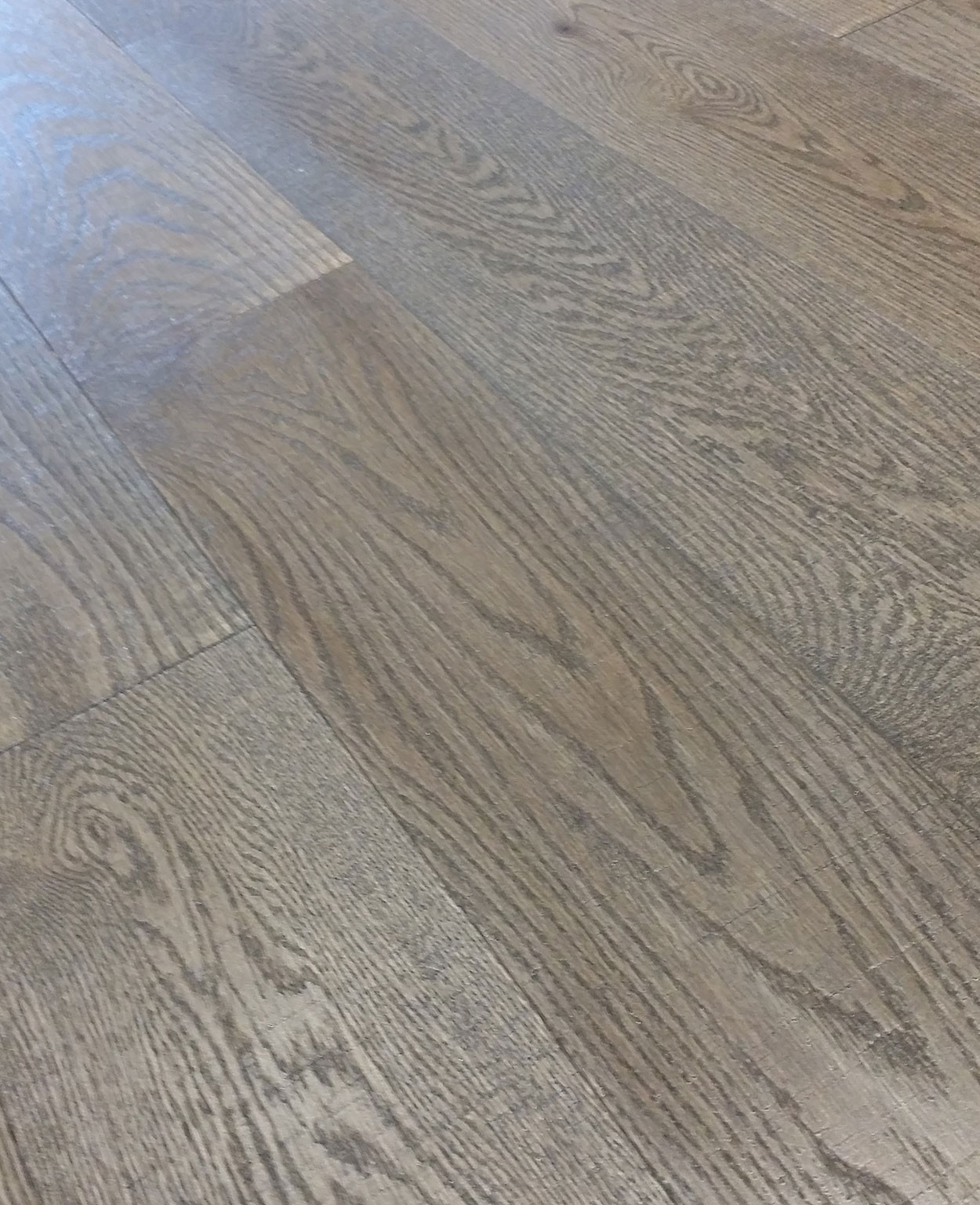 Plancher en bois flottant installé sur un parquet. parquet en bois flottant