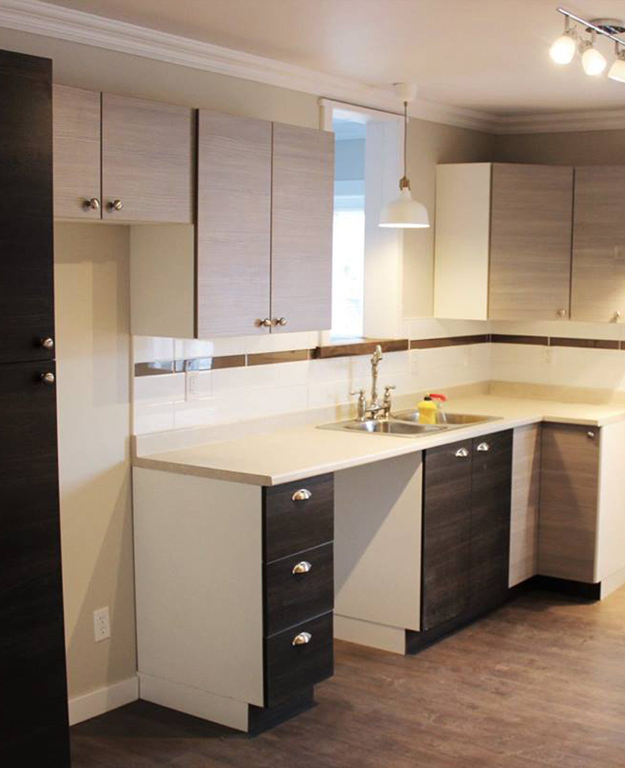 Rénovation de cuisine par Travaux Champagne Travaux Champagne a rénové cette cuisine en changeant le dosseret, le comptoir, les armoires et en peinturant les murs.