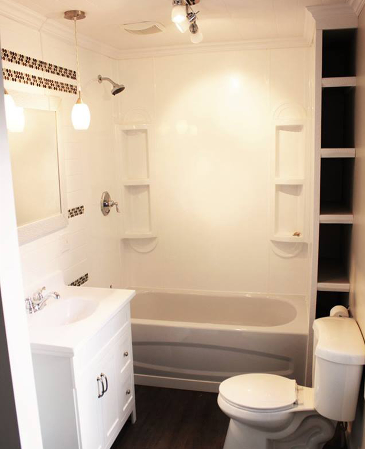Salle de bain restaurée par Travaux Champagne Salle de bain restaurée avec nouveau plancher, nouvelle baignoire, nouveaux luminaires et nouvelle céramique.