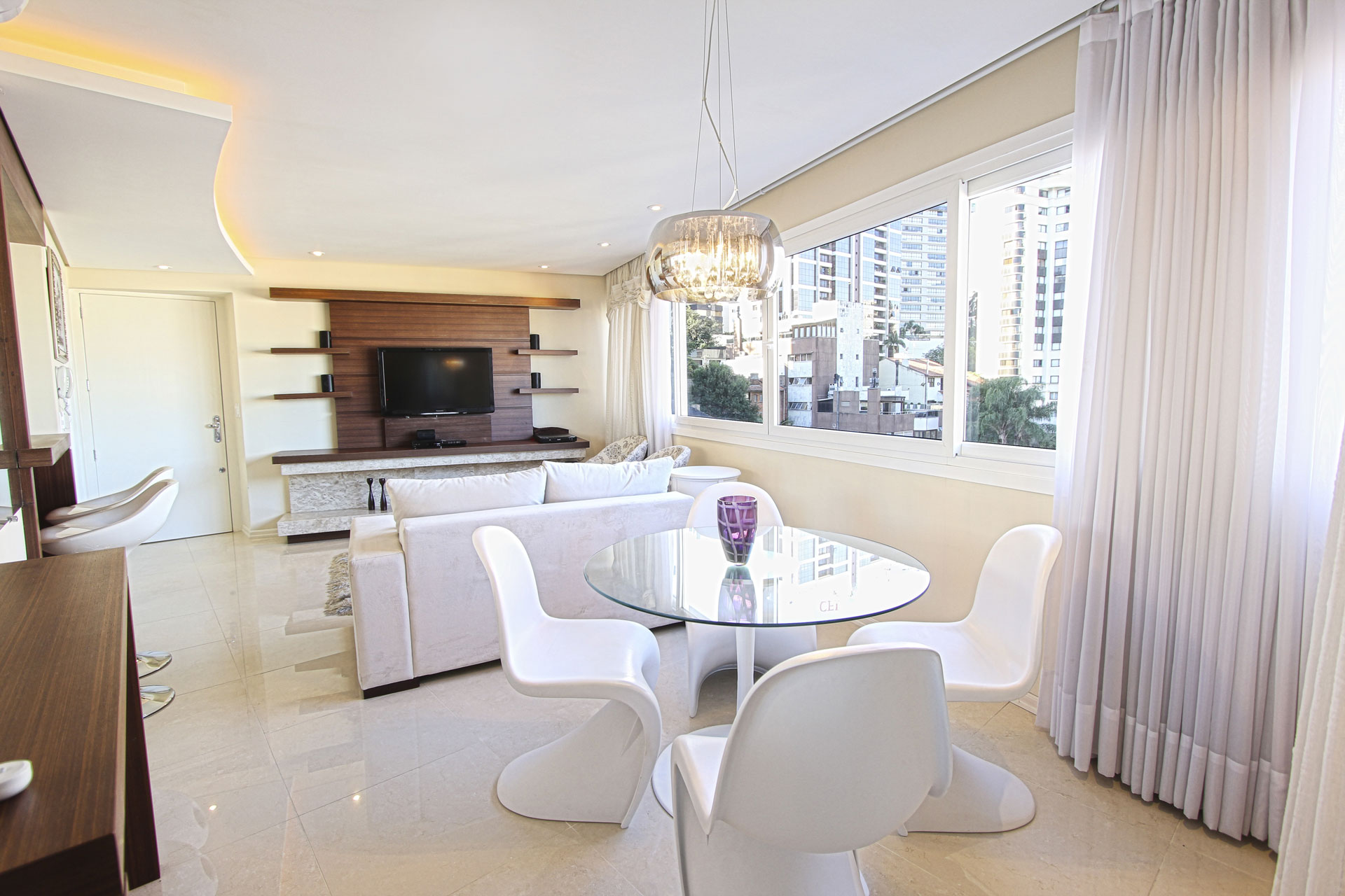 Salon avec cuisine et salle à manger Salon jumelée à la chambre à manger et à la cuisine dans un condo.